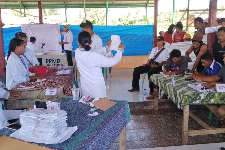 Pemilihan Kepala Desa di Desa Bangun Jaya, Kecamatan Tomoni, Luwu Timur bverlangsung hari ini, pemilih yang datang mencoblos bakal dapat hadiah hiburan, Rabu (20/11/2019)