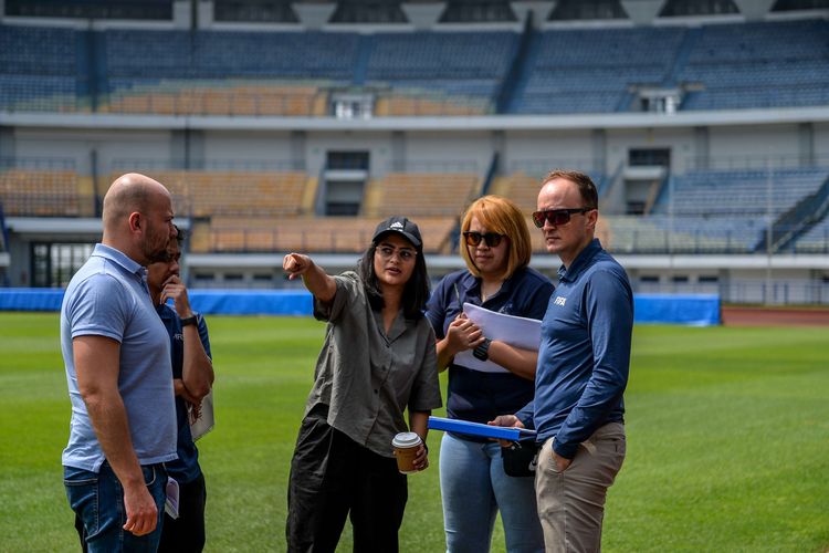 Delegasi FIFA meninjau Stadion Gelora Bandung Lautan Api di Gedebage, Bandung, Jawa Barat, Jumat (24/3/2023). Kunjungan tersebut untuk melihat langsung kesiapan Stadion Gelora Bandung Lautan Api yang ditunjuk sebagai salah satu tempat latihan bagi tim yang berlaga pada ajang Piala Dunia U20 pada Mei 2023.