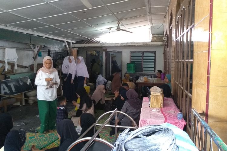 Suasana duka di Jalan Pabrik Tenun, Kelurahan Sei Putih, Kecamatan Medan Petisah pada Senin (7/2/2022) siang. Korban, Indrajit (19) dianiaya sekelompok orang di Jalan Kapten Soemarsono pada Sabtu (29/1/2022) dinihari.