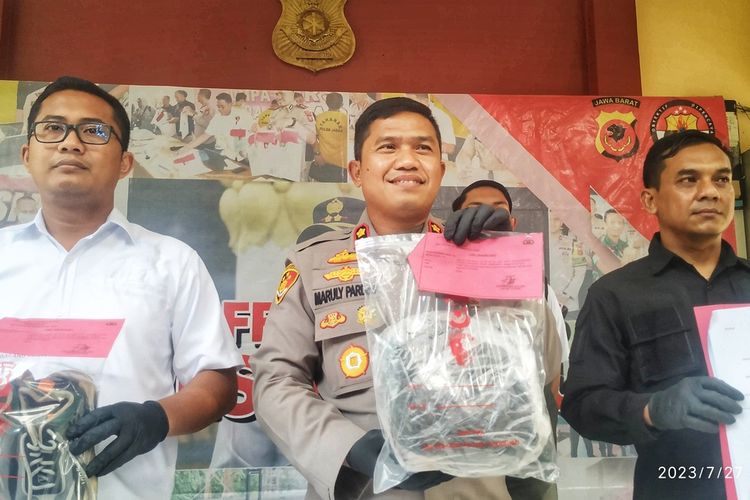 #--Kepala Polres Sukabumi AKBP Maruly Pardede (tengah) memperlihatkan barang bukti saat konferensi pers di Palabuhanratu, Sukabumi, Jawa Barat, Kamis (27/7/2023).