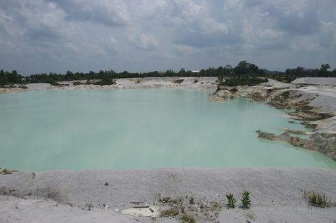 Bukan Kawah Putih Bandung, Ini Danau Kaolin di Belitung