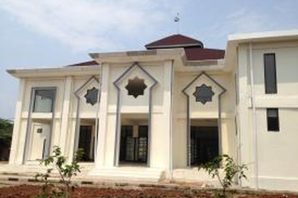 Masjid Rusunawa Marunda, Jakarta Utara, yang masih dalam tahap pembangunan, Senin (18/1/2016). 





