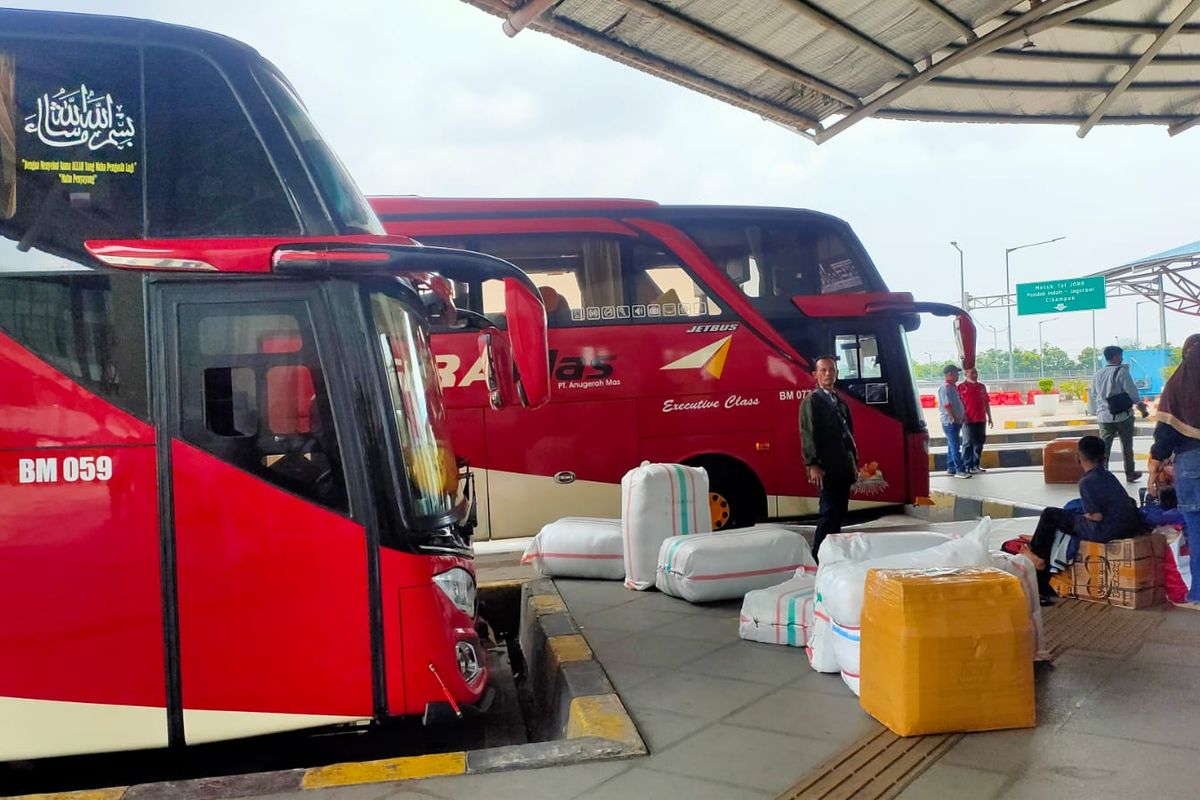 Pemudik di Terminal Terpadu Pulo Gebang