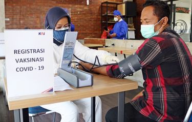 Simak daftar lokasi stasiun yang melayani vaksinasi Covid-19 gratis untuk melengkapi syarat perjalanan kereta api.