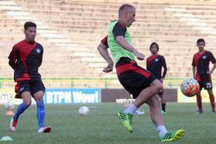 Sasa Zecevic coba mengontrol bola, dalam sesi latihan skuad Persegres Gresik United. (foto; dok. Persegres)