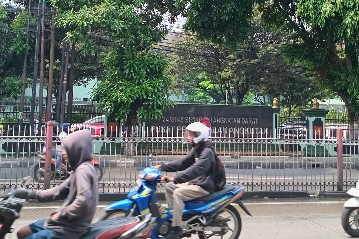 Kondisi lalu lintas di depan Pusat Pembekalan Angkutan Angkatan Darat (Pusbengkad) sempat membuat lalu lintas di sekitar Jalan Raya Bogor, Kramat Jati, Jakarta Timur, sudah kembali lancar pasca kejadian pemotor tewas tertancap pagar, Selasa (11/6/2024).