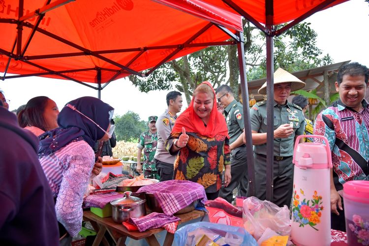 Pelaksana Tugas (Plt) Wali Kota Semarang Hevearita Gunaryanti Rahayu saat berkunjung di lahan TNI Komando Rayon Militer (Koramil) Rukun Tetangga (RT) 04 Rukun Warga (RW) 03 Kelurahan Bulusan, Kecamatan Tembalang, Semarang, Kamis.
