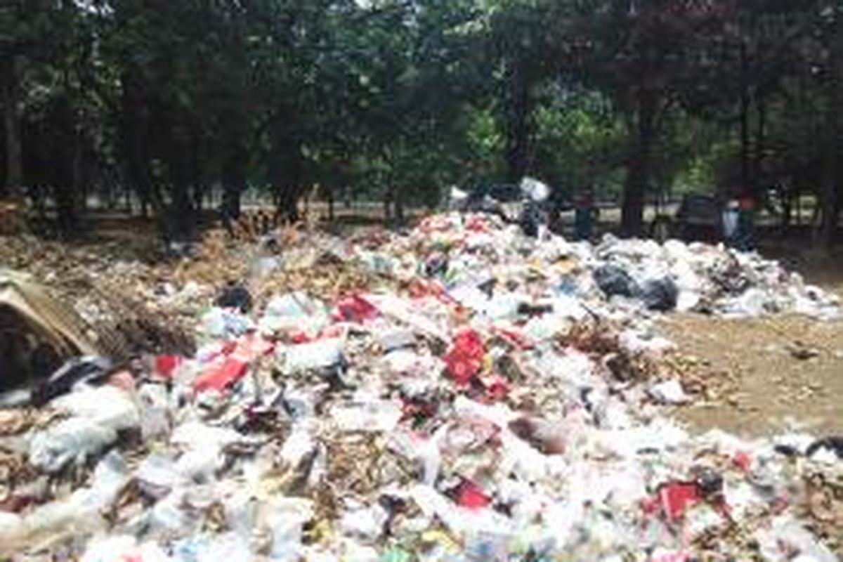 Salah satu titik tempat pembuangan sampah sementara di Stadion GBK, Senin (19/10/2015)