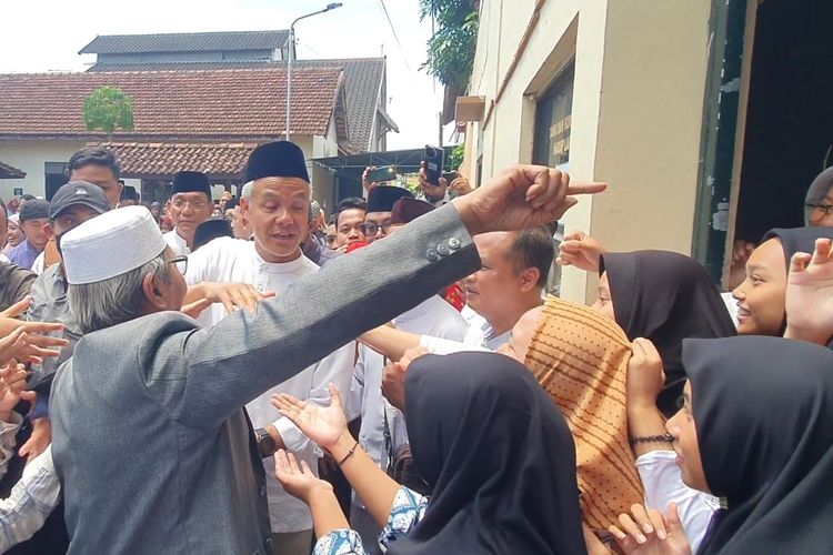 Ganjar Pranowo saat dikerubuti santri di Ponpes An Nur, Bantul, DI Yogyakarta. Kamis (25/1/2024)