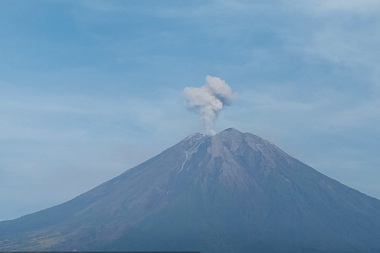 Visual erupsi Gunung Semeru dengan letusan setinggi 700 meter, Rabu (30/10/2025).