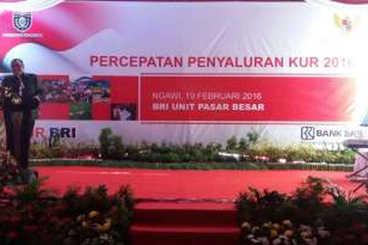 Menteri Koperasi dan UKM AAGN Puspayoga memberikan sambutan pada acara Percepatan Penyaluran KUR 2016 di BRI Unit Pasar Besar Ngawi, Jawa Timur pada Jumat (19/2/2016).
