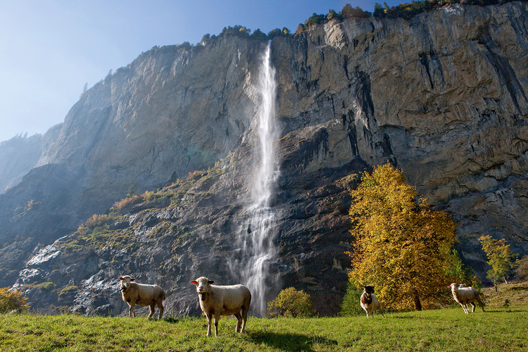 Pemandangan Air Terjun Staubbach yang berada di Lauterbrunnen (Dok. Switzerland Tourism)