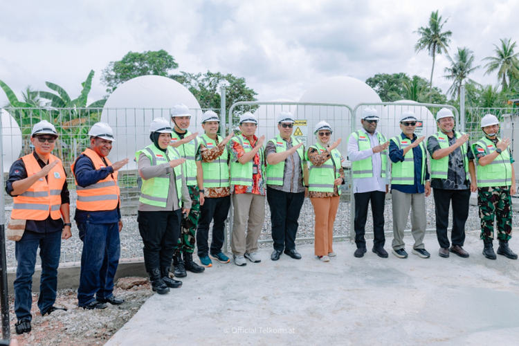Direktur Utama Telkom Dian Siswarini, Komisaris Telkom Rizal Mallarangeng, Direktur Utama Telkomsat Lukman Hakim Abd Rauf, dan EVP Telkom Regional V Amin Soebagyo hadir di acara peresmian Community Gateway, Stasiun Bumi Merauke, Kabupaten Merauke, Papua Selatan, Jumat (5/11/2025).