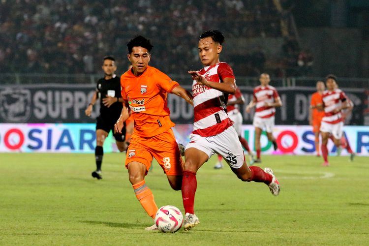Pemain Borneo FC M Taufany Muslihuddin menempel ketat pemain Madura United M Riski Afrisal saat laga leg pertama babak Championship Series Liga 1 2023-2024 yang berakhir dengan skor 1-0 di Stadion Gelora Bangkalan, Rabu (15/5/2024) malam.