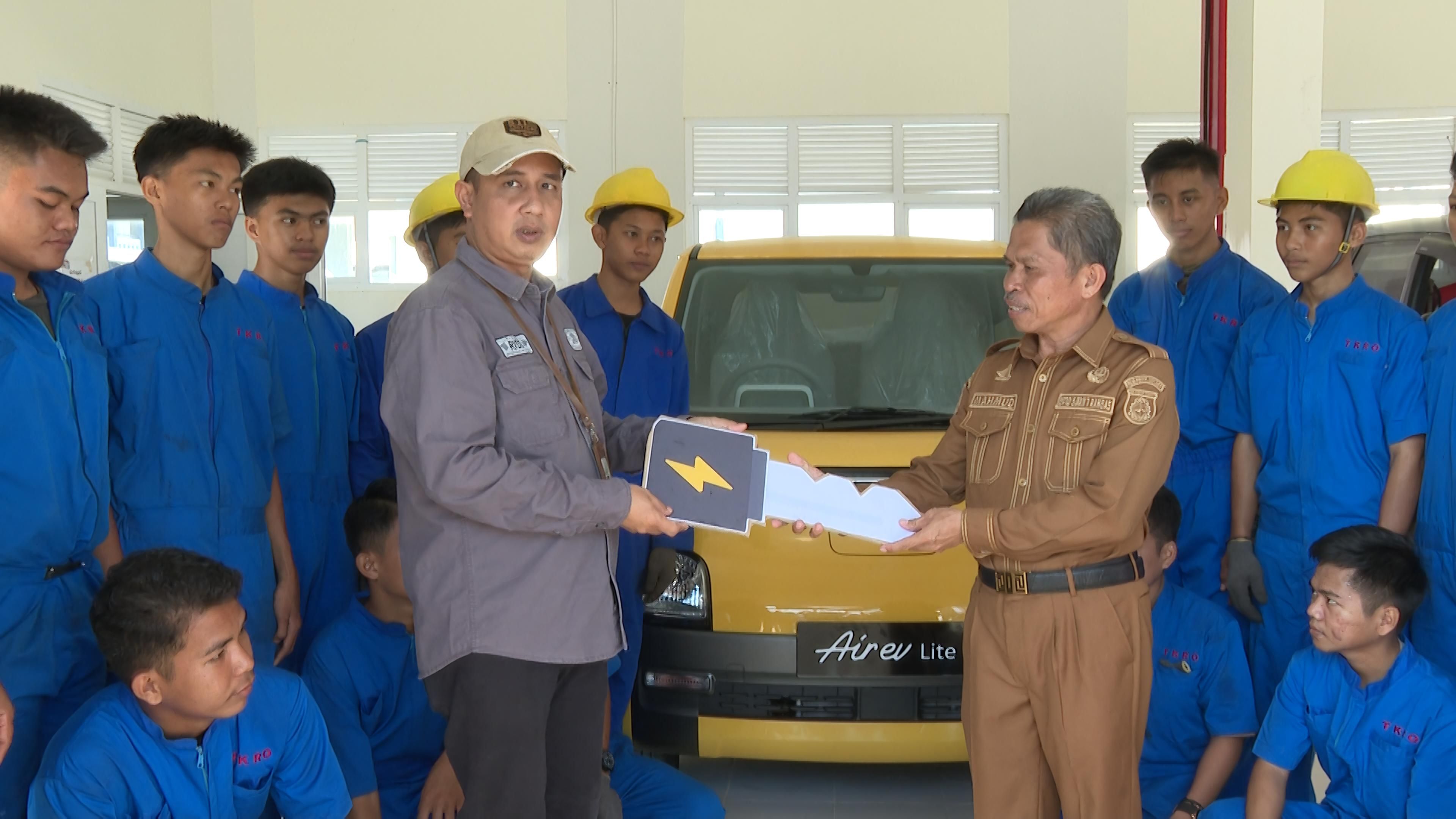 Tepati Janji, Jokowi Kirim Mobil Listrik ke SMK 1 Rangas Sulbar