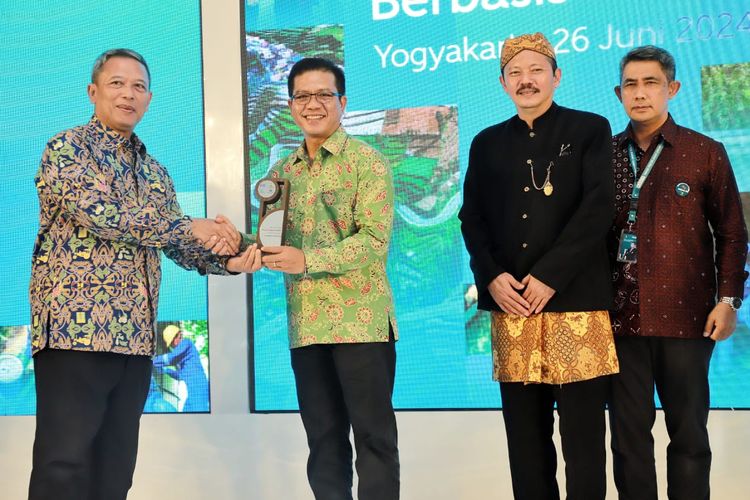 Bupati Dadang Supriatna saat menerima tiga penghargaan untuk PDAM Tirta Raharja dari Pemerintah Australia di Hotel Sheraton, Yogyakarta, Rabu (26/6/2024).
