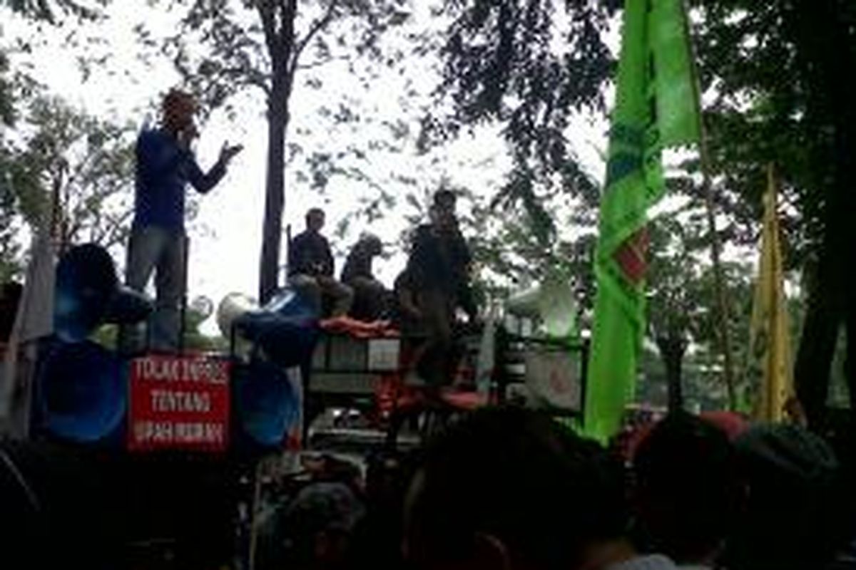 Ratusan buruh yang tergabung dalam Federasi Serikat Pekerja Metal Indonesia (FSPMI) melakukan unjuk rasa di depan Kantor Kalbe Farma Jakarta, Cempaka Putih, Jakarta, Kamis (19/09/2013). Mereka menuntut penyesusaian upah di PT Kalbe Farma, Cikarang, Bekasi.

