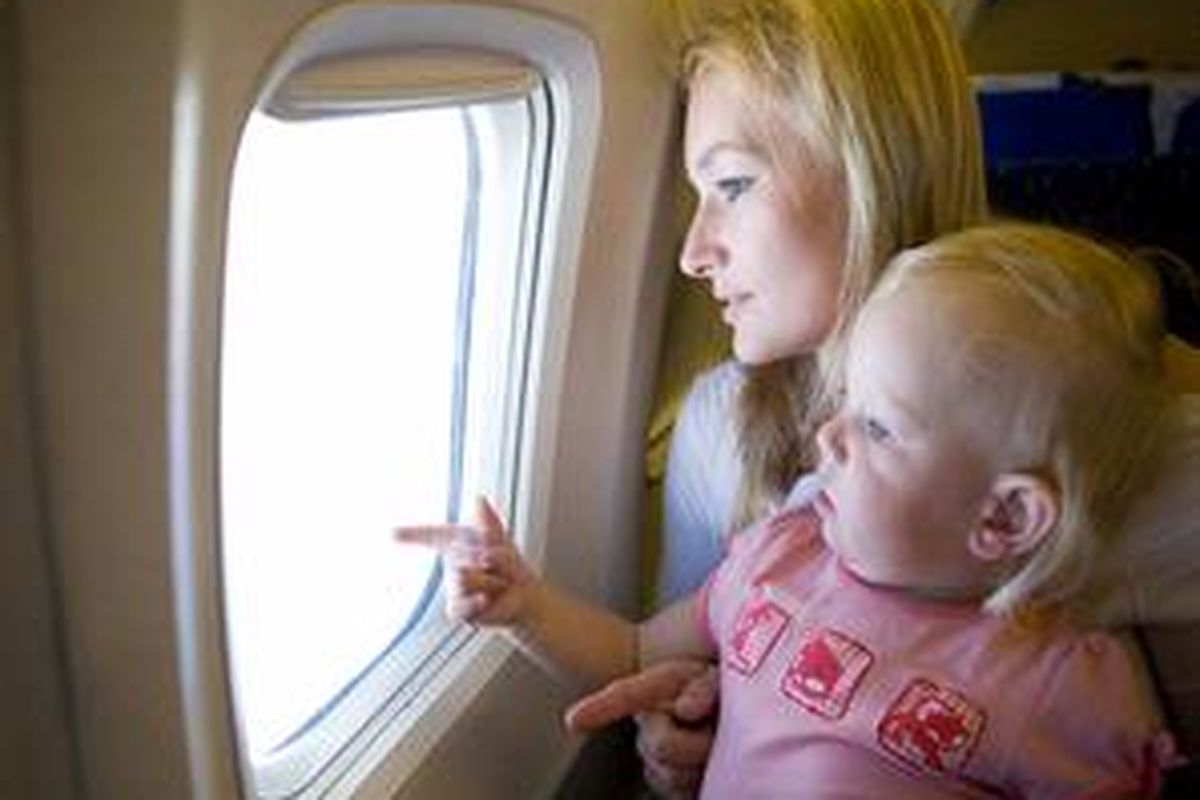 Orangtua perlu kreatif menciptakan permainan agar anak tak bosan dalam perjalanan di pesawat.