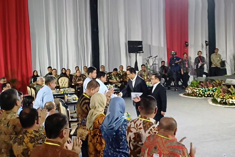 Pasangan Calon Presiden dan wakil presiden (Capres-CAwapres) nomor urut 1 Anies Baswedan dan Muhaimin Iskandar menyalami pasangan calon nomornurut 2 Prabowo Subianto dan Gibran Rakabuming Raka, Rabu (17/1/2024).