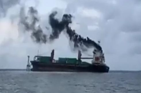 Sebuah Kapal Kargo Tabrak Mercusuar dan Terumbu Karang di Pulau Samalona