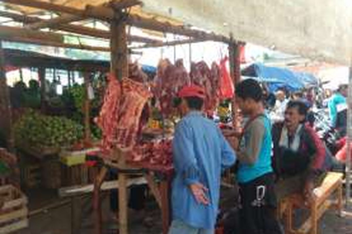 Kios daging sapi di Pasar Jombang, Tangerang Selatan, Selasa (5/7/2016).