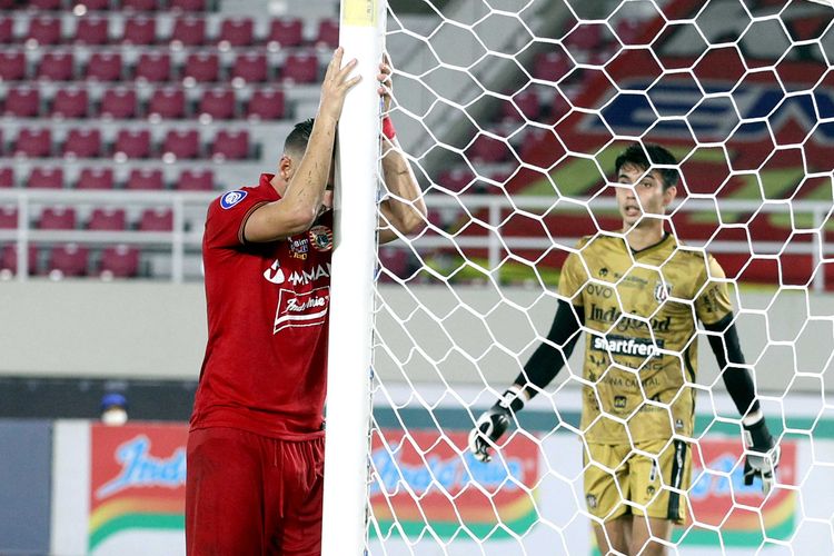 Pemain Persija Jakarta Marko Simic bersedih karena tendangan penaltinya dihalau penjaga gawang Bali United Nadeo Agrawinata pada pertandingan pekan 13 Liga 1 2021-2022 yang berakhir dengan skor 0-1 di Stadion Manahan Solo, Kamis (25/11/2021) malam.