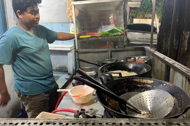 GORENG--Malik, generasi penerus Warung Lontong Tahu Telur Bu Tri sementara menggoreng tahu telur sebelum dicampurkan demgan lontong dan aneka bumbu lainya. 