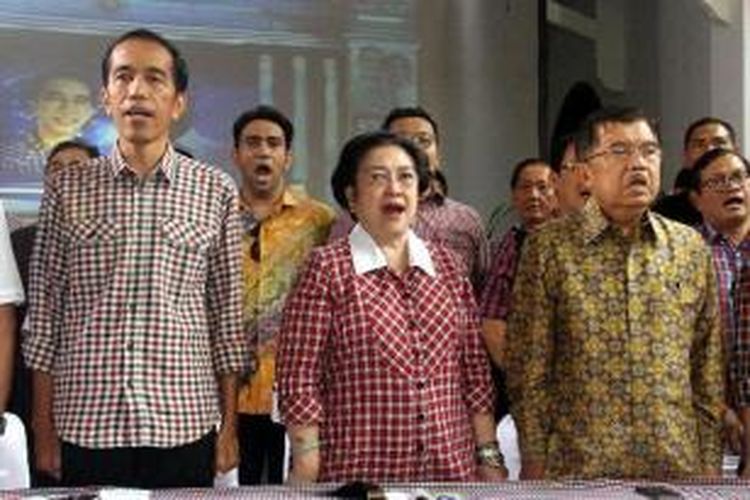 Calon presiden dan wakil presiden nomor urut 2, Joko Widodo (Jokowi) dan Jusuf Kalla (JK) bersama Ketua Umum PDIP Megawati Soekarnoputri memberikan keterangan pers, di Jakarta Selatan, Rabu (9/7/2014). Pasangan Jokowi-JK beserta petinggi partai politik pendukung menanggapi hasil hitung cepat yang menyatakan mereka mengungguli pasangan Prabowo-Hatta. 