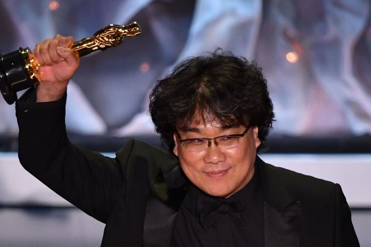 Sutradara asal Korea Selatan Bong Joon Ho menerima Piala Oscar untuk Film Internasional Terbaik pada Academy Awards 2020 di Dolby Theatre, Hollywood, California, Minggu (9/2/2020).