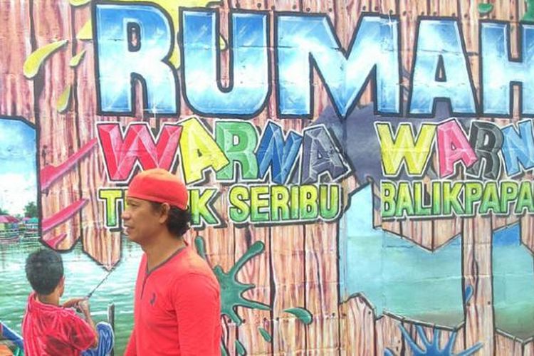 Menuju Teluk Seribu, wisatawan nanti bakal melewati sebuah gang penuh gambar 3D maupun doodle. Gambar di media pagar 100-an meter itu dipulas belasan pelukis profesional di Balikpapan. Lukisan pagar dan Kampung Warna Warni nanti merupakan gerbang awal menuju Teluk Seribu di Balikpapan, Kalimantan Timur.