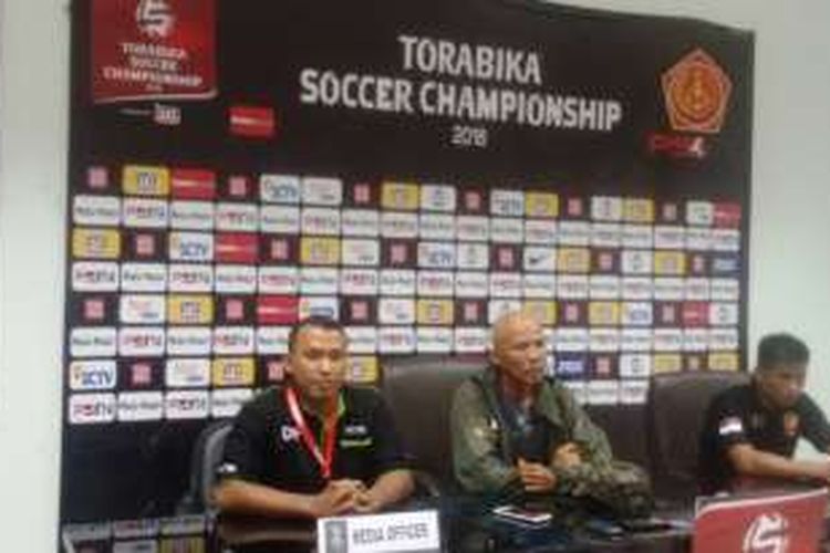 Pelatih PS TNI, Suharto AD, memberikan keterangan pers usai pertandingan TSC 2016 melawan Arema Cronus di Stadion Pakansari, Bogor, Minggu (31/7/2016). 