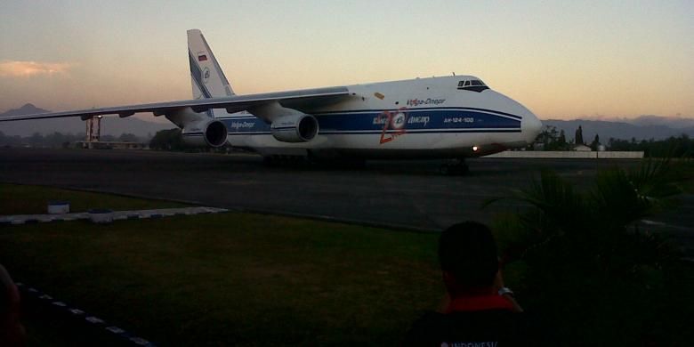 Ilustrasi: Pesawat angkut Antonov AN-124-100 Flight Number VDA 6328 yang mengangkut dua pesawat Sukhoi SU-30 MK 2 tiba di Landasan Udara (Lanud) Sultan Hasanuddin, Makassar, Rabu (4/9/2013) sekitar pukul 17.56 Wita.