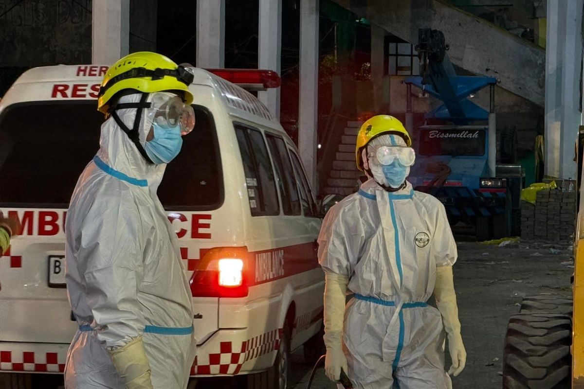 Petugas evakuasi jenazah korban ambruknya Pondok Pesantren (Ponpes) Al Khoziny, Sidoarjo, Jawa Timur pada Minggu (5/10/2025).