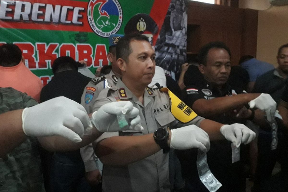 Polisi memamerkan sejumlah barang bukti terkait penangkapan 23 pria yang sedang berpesta narkoba di Sunter, Jakarta, Minggu (30/9/2018).