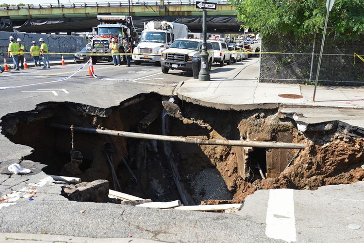 Ilustrasi fenomena sinkhole. Sinkhole ini terjadi di sebuah jalan di Brooklyn, New York, Amerika Serikat.