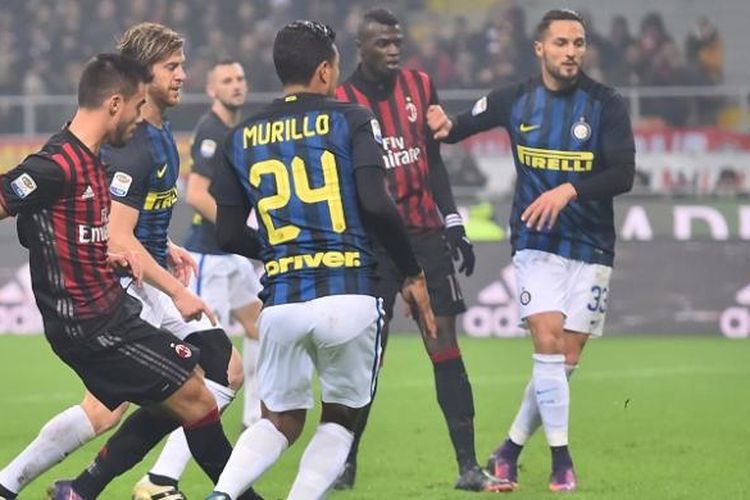 Para pemain AC Milan dan Inter Milan bertanding dalam laga Serie A bertajuk Derbi della Madonnina, di Stadion Giuseppe Meazza, Milan, Minggu (20/11/2016) waktu setempat.