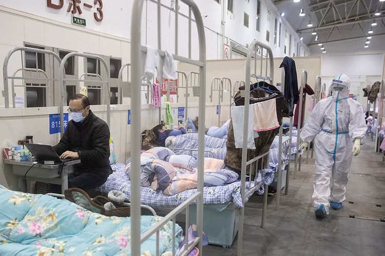 Pasien dengan gejala ringan virus corona COVID-19 menjalani perawatan di sebuah pusat pameran yang diubah menjadi rumah sakit darurat di Wuhan, Hubei, China (17/2/2020). Data hingga Rabu (19/2/2020) ini, korban meninggal akibat virus corona di China sudah mencapai 2.000 orang setelah dilaporkan 132 kasus kematian baru.