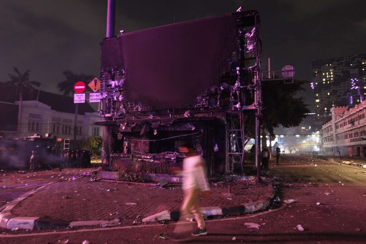Sejumlah fasilitas umum mengalami kerusakan saat demonstrasi menolak UU Cipta Kerja di Jakarta, Kamis (8/10/2020). Halte transjakarta, alat berat, pos polisi, kendaraan dirusak dan dibakar massa.