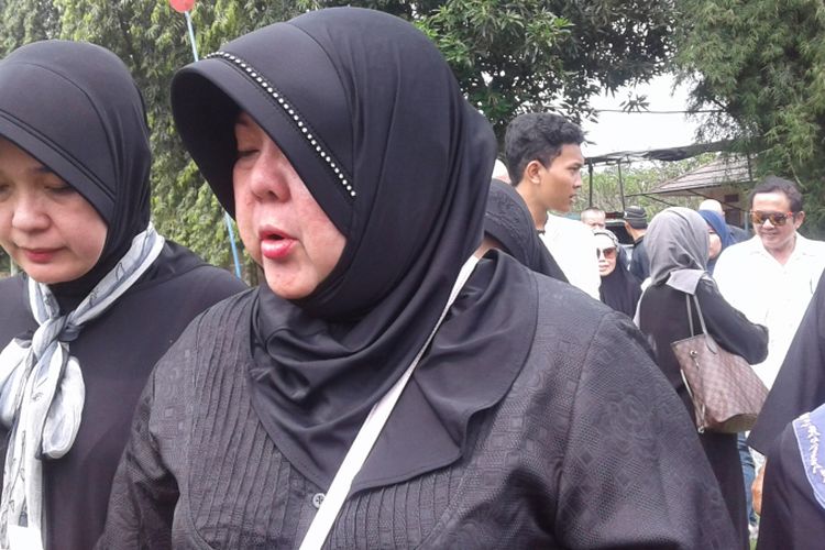 Ibunda Tasya Kamila, Isverina Andriany, usai pemakaman suaminya di TPU Pangkalan Jati, Jakarta Selatan, Sabtu (25/3/2017).