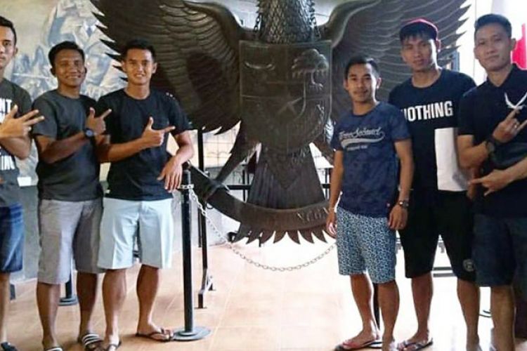Agus Indra Kurniawan (kanan) bersama para pemain dan asisten pelatih Persegres Gresik United di museum Bung Karno, Blitar.