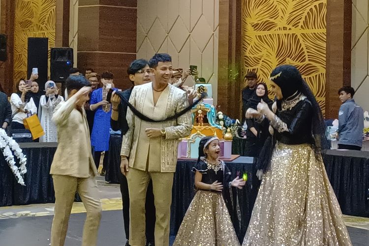 Aktor Sonny Septian mendapat pesta kejutan perayaan ulang tahun ke-40 dari istrinya, aktris Fairuz A Rafiq dan anak-anaknya, di ballroom di daerah Kuningan, Jakarta Selatan, Selasa (12/9/2023).