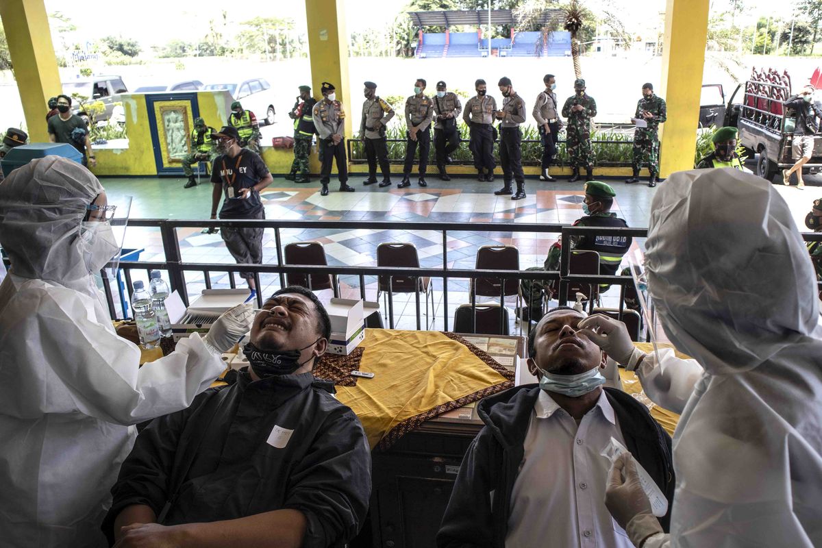 Penerapan protokol kesehatan Sebelum masuk ke dalam Stadion Kanjuruhan Kabupaten Malang, Jawa Timur, Senin (22/03/2021) siang. 