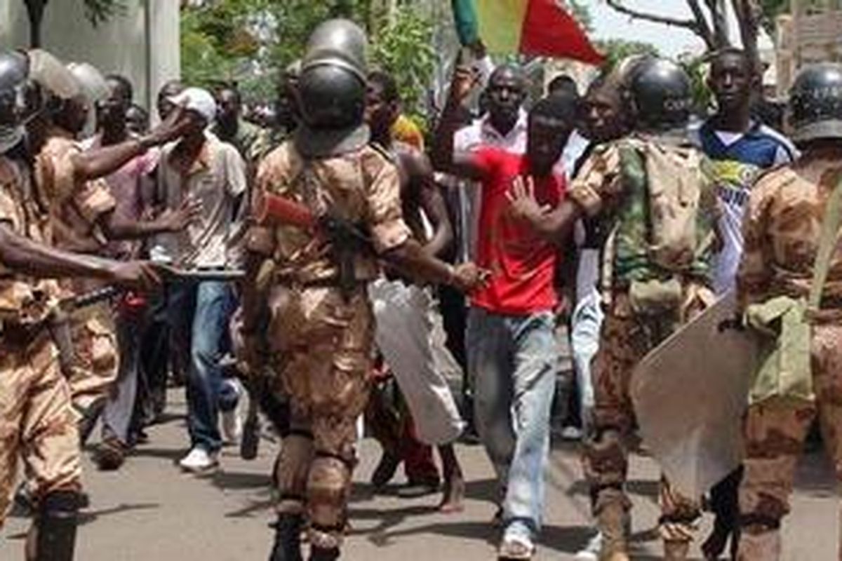 Polisi antihuru-hara berusaha menghalangi ribuan demonstran memasuki kompleks istana kepresidenan Mali di Bamako, Senin (21/5/2012). Namun para demonstran berhasil masuk istana dan menyerbu kantor presiden dan menyerang presiden sementara Dioncounda Traore. 