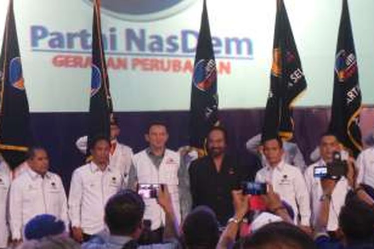 Ketua Umum Partai Nasdem Surya Paloh memakaikan rompi Teman Ahok kepada Gubernur DKI Jakarta Basuki Tjahaja Purnama dalam pelantikan kader di Istora Senayan, Minggu (20/3/2016). 