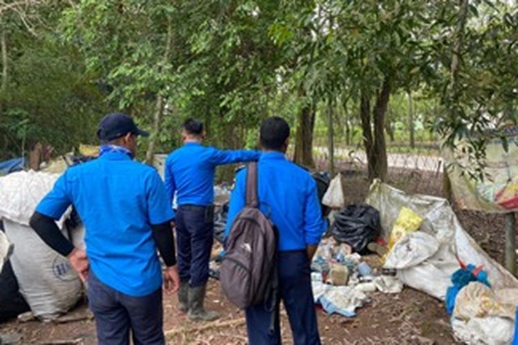 Kondisi waduk di Kota Batam, Kepulauan Riau, yang tercemar.