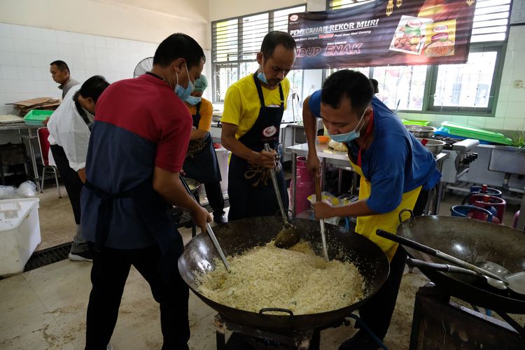 Juru masak PT Sasa Inti, bekerja sama memasak 20.000 porsi hidangan nasi goreng sambal matah di SMKN 57 Jakarta Selatan.