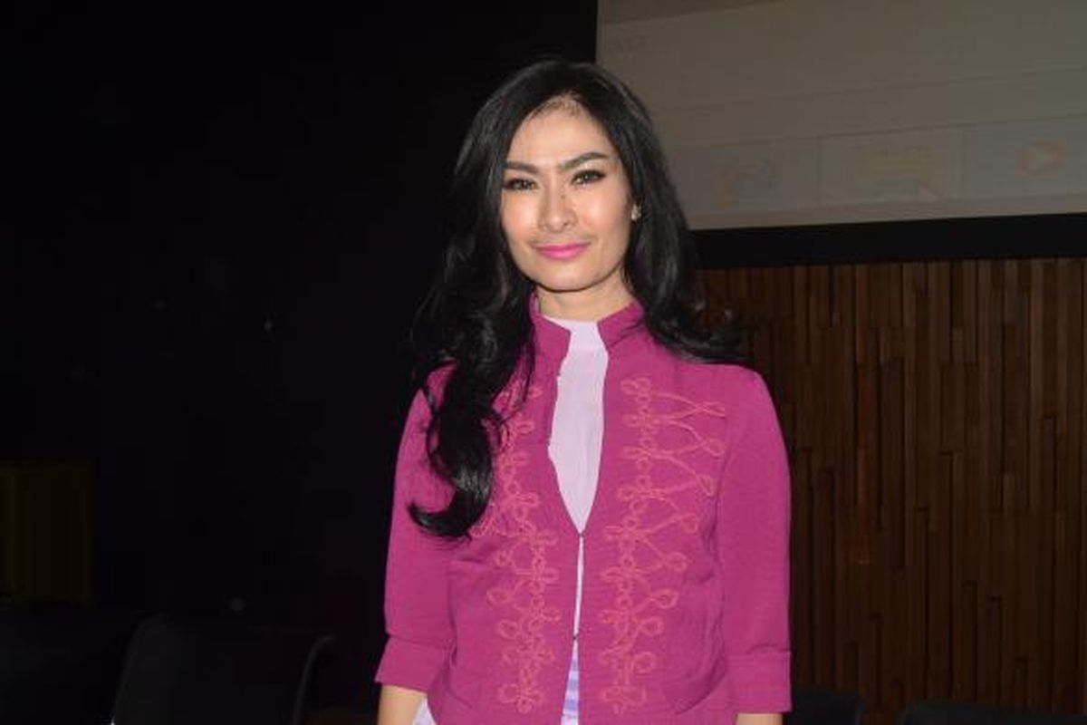 Penyanyi dangdut Iis Dahlia diabadikan usai jumpa pers Indonesia Dangdut Awards 2015, di Gedung SCTV, Senayan, Jakarta Pusat, Rabu (21/10/2015).