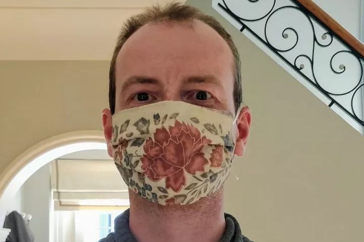 Tom Lawton lari 22 mil dengan menggunakan masker. 