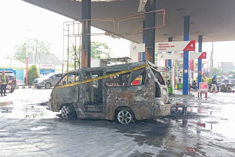 Bangkai angkot yang terbakar bersama dispenser bahan bakar minyak di SPBU Jalan Lingkar Selatan, Kelurahan Jayaraksa, Kecamatan Baros, Sukabumi, Jawa Barat, Rabu (1/11/2023).