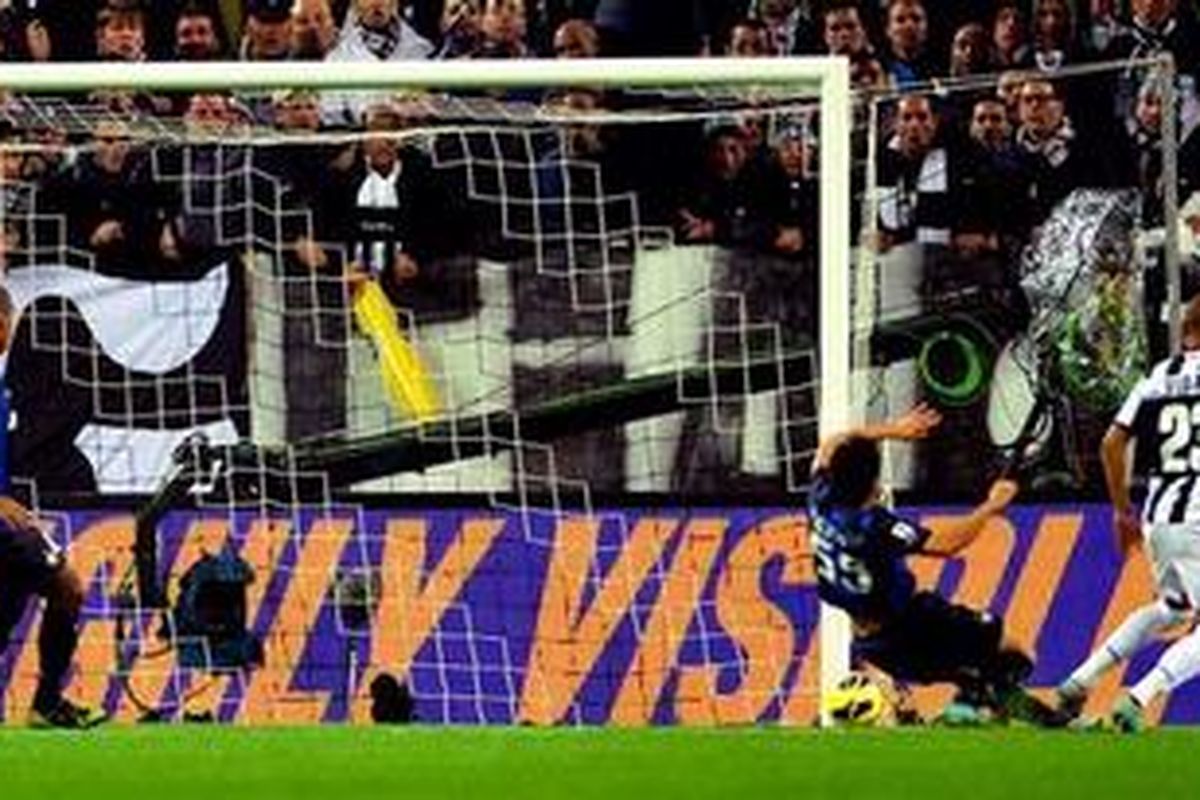 Gelandang Juventus, Arturo Vidal (kanan), meloloskan bola ke dalam gawang Inter Milan, pada pertandingan Serie-A, di Juventus Stadium, Sabtu (3/11/2012). 